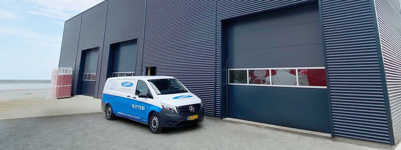 Servicebil fra Novoferm er ude og udføre lovpligtig portservice